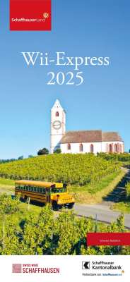 Titelbild Flyer Wii-Express. Gelber Schulbus fährt durch die Reben vor der Kirche St. Moritz.