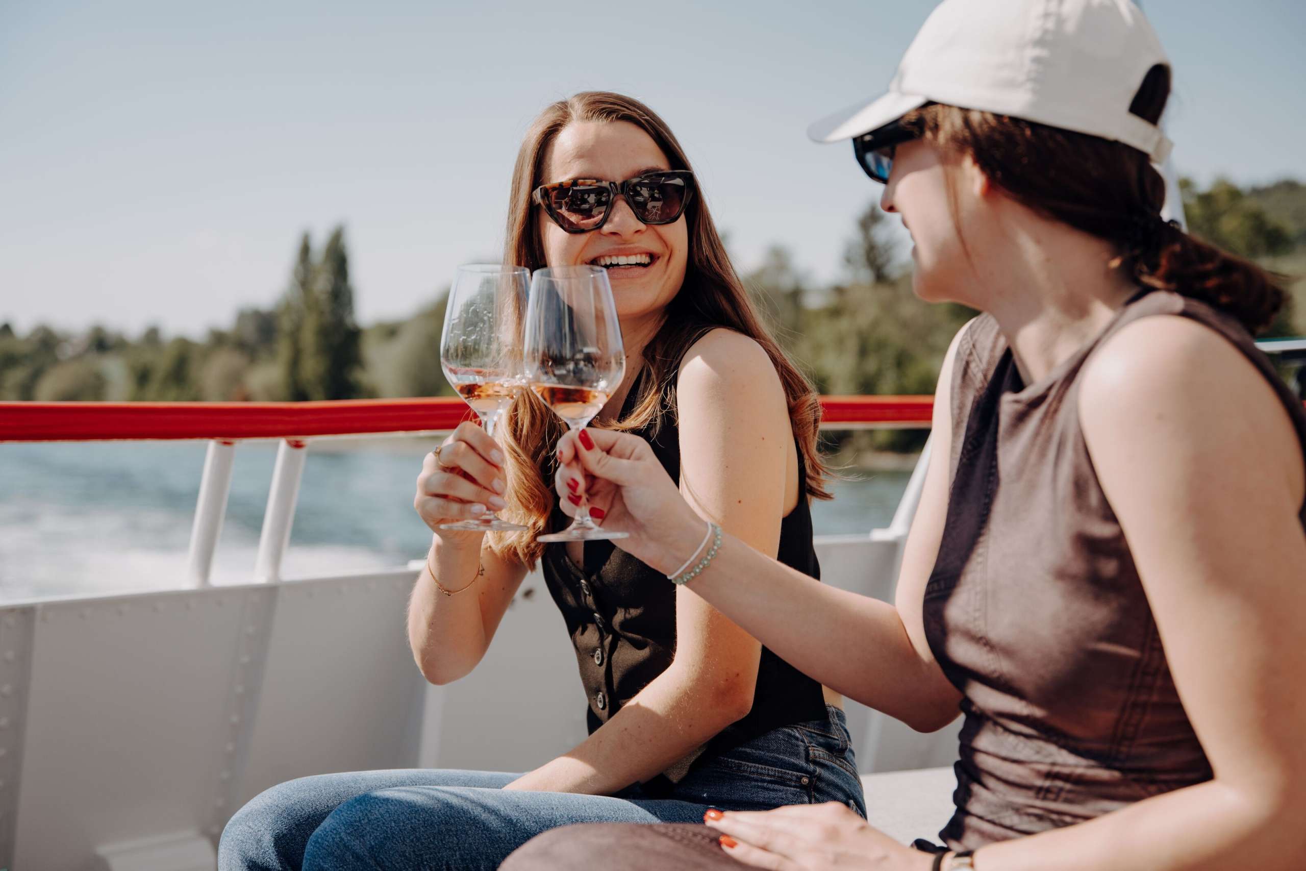 Zwei Frauen degustieren Wein auf dem Kurschschiff auf dem Rhein zwischen Schaffhausen und Stein am Rhein.