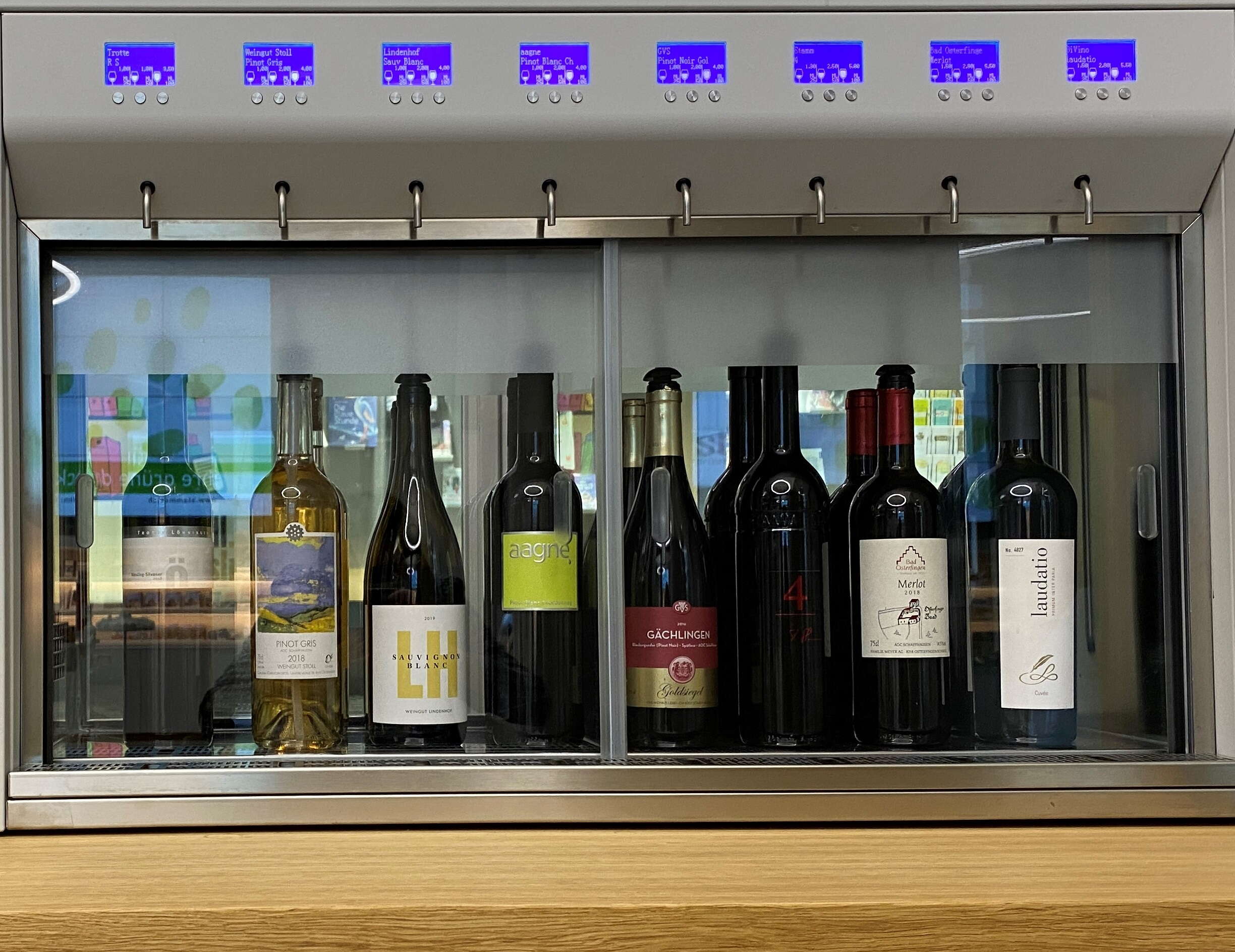 Oenomat im Vinorama des Schaffhauser Blauburgunderland mit 8 Weinflaschen um frischen Wein zu kosten